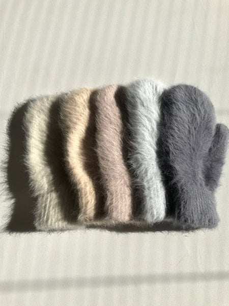 FLUFFY ANGORA MITTENS - neutral: Off white