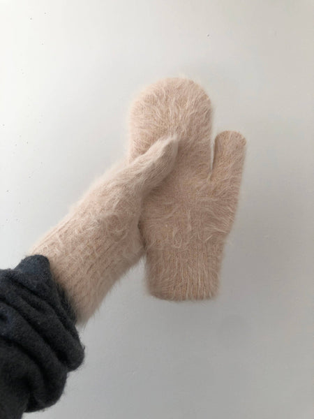 FLUFFY ANGORA MITTENS - neutral: Mushroom