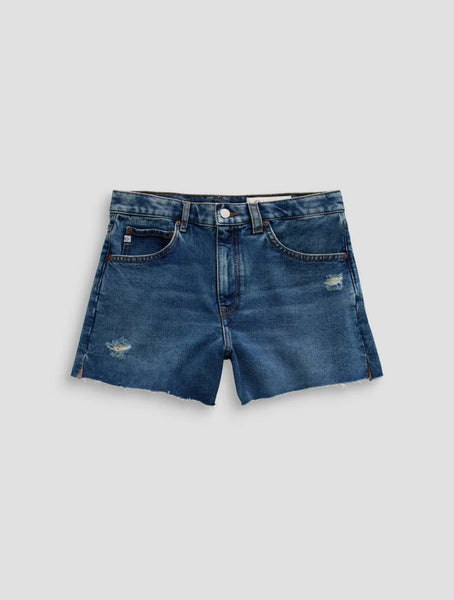 Halle 11 Years Short