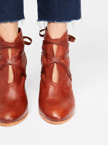 WRAP AROUND HEEL BOOT